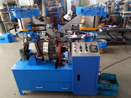 τελευταία εταιρεία περί Γερμανός προμηθευτής αυτοκινήτων αναβαθμίζει την παραγωγή με προηγμένη μηχανή κατασκευής πριτσινιών