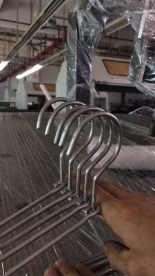 Αυτόματη μηχανή διαμόρφωσης διπλής ανεστραμμένης κρεμάστρας σύρματος με κινητήρα 2,2KW για αποτελεσματική παραγωγή κρεμάστρας